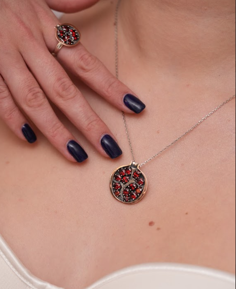 Silver ring: Garnet