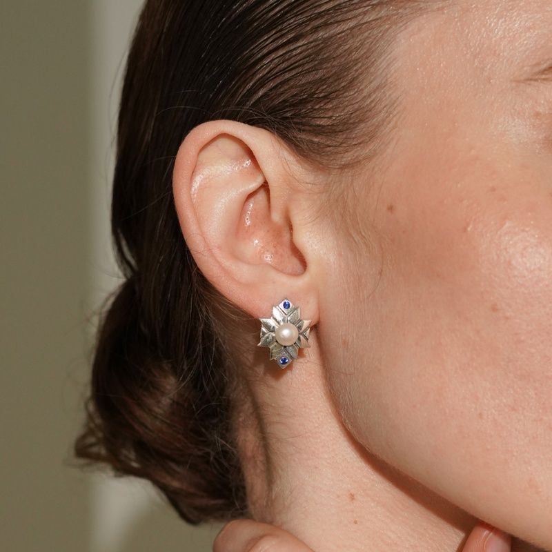 Silver earrings: Ornament with pearls